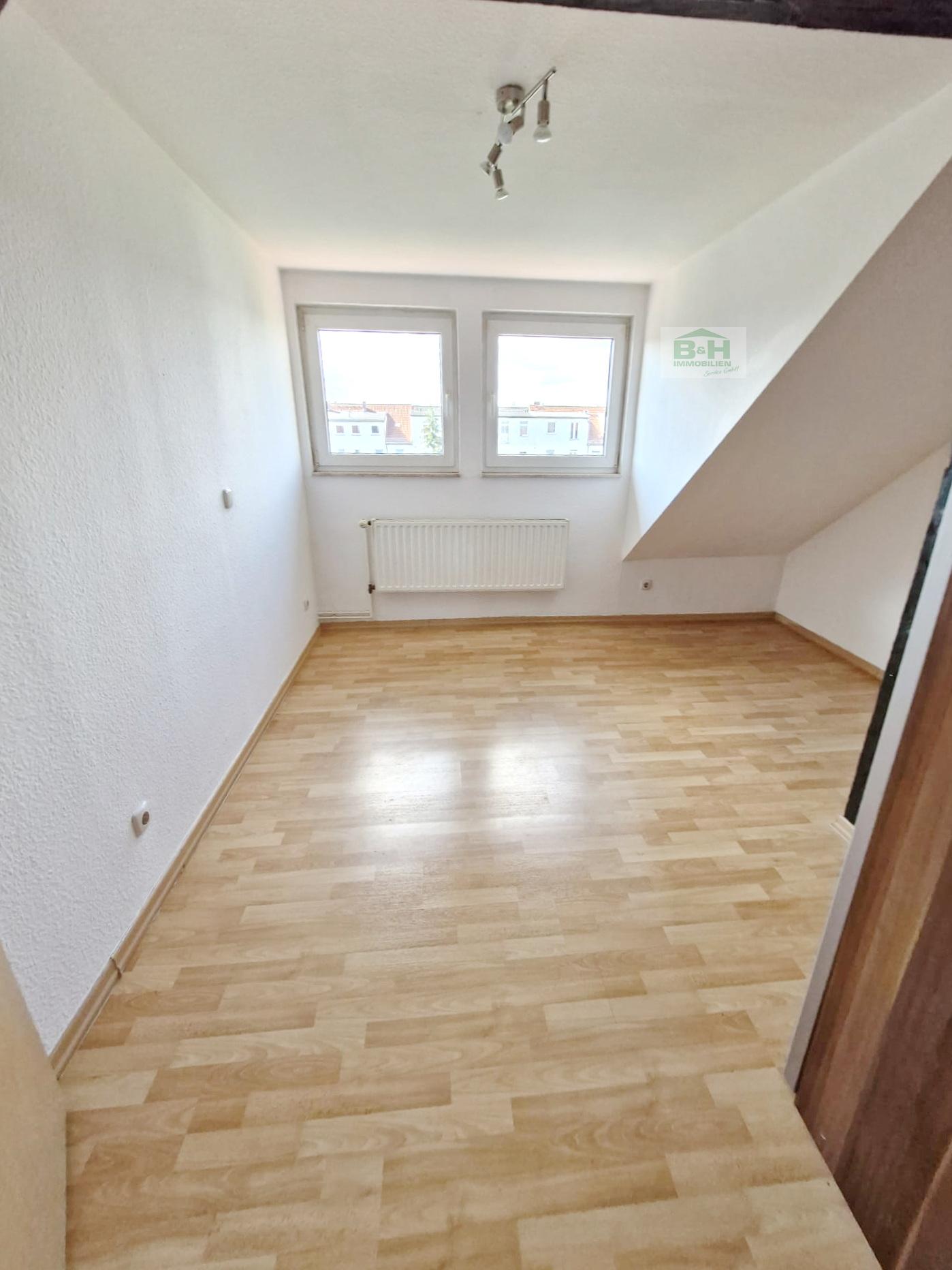 Süsse Dachwohnung 2 Zimmer ca. 45 qm mit Stellplatz im gepflegten 8 Fam.-haus in Dessau Nord — Vorschaubild 6